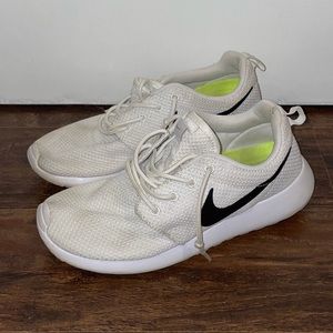 Nike women's roshe sneaker